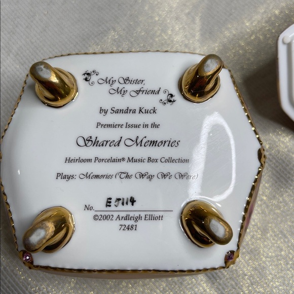 My Sister My Friend Shared Memories Heirloom Porcelain Music Box S Kuck No.E5114 - Picture 8 of 10